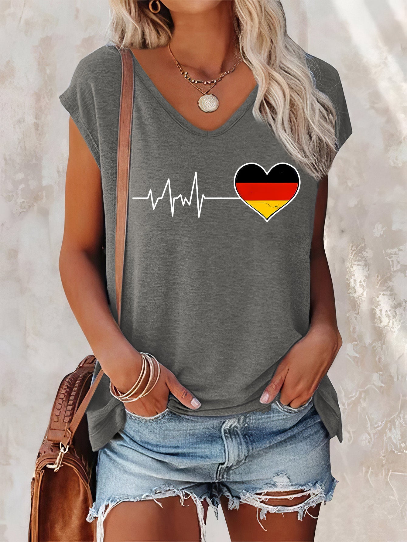 Larah | Lässiges V-Ausschnitt-Damen-Fußballtrikot mit Herzaufdruck der deutschen Flagge zur EM 2024