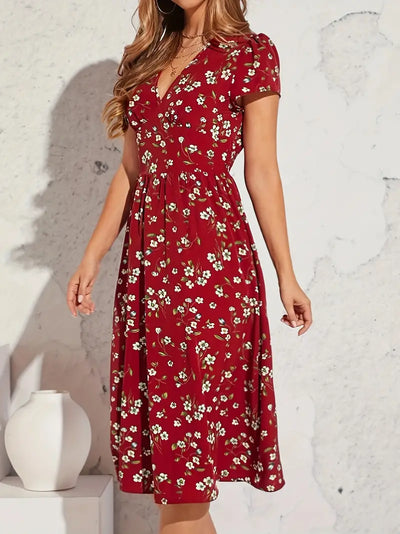 Aria – kurzärmliges kleid mit blumendruck und v-ausschnitt