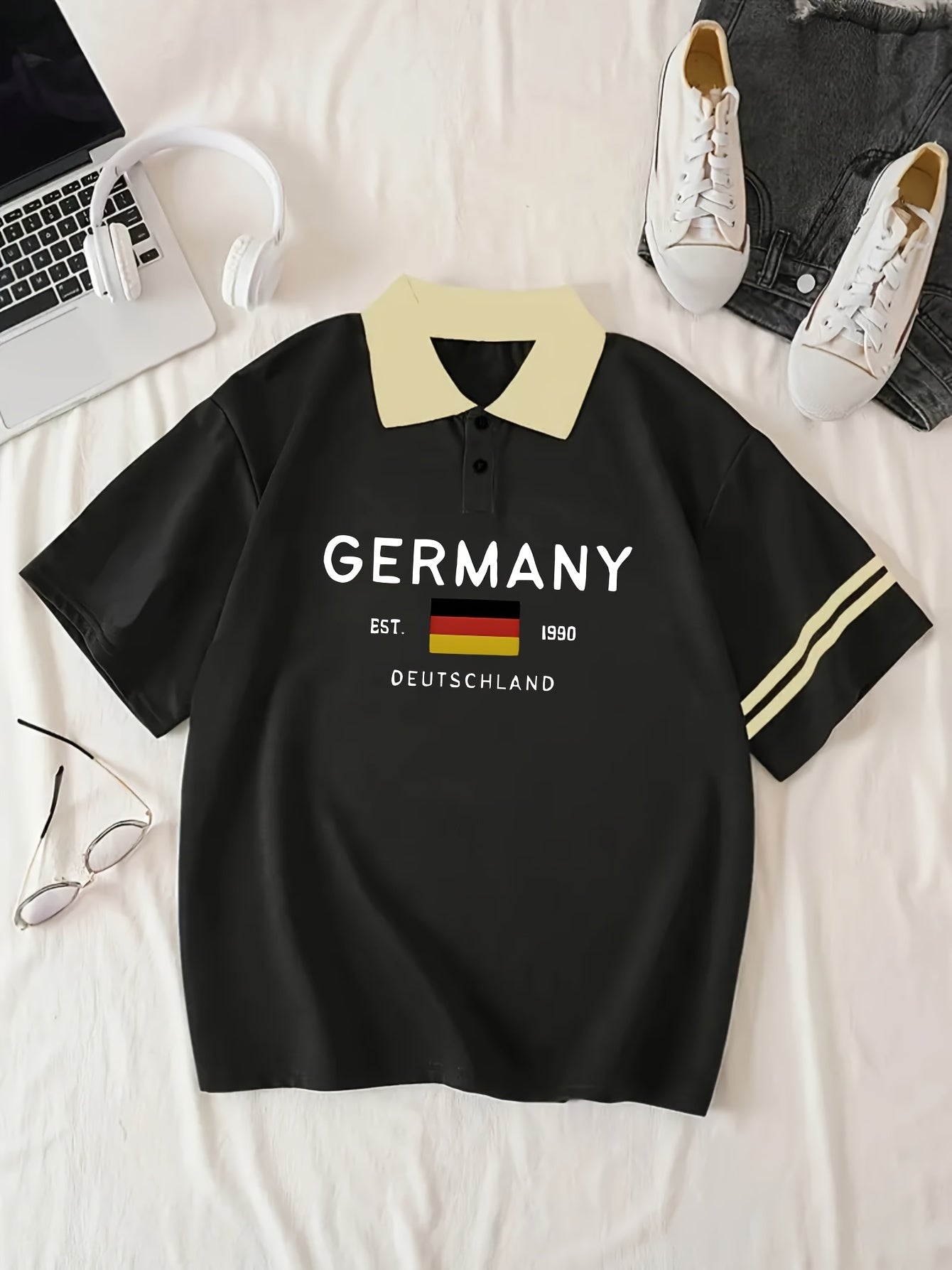 Eve | Damen-Poloshirt mit halblangen Ärmeln und Deutschland-Flagge aus dem Jahr 1990 zur Europameisterschaft 2024