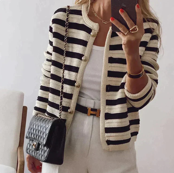 Esmade | Gestreifte Strickjacke Mit Modernem Knopf